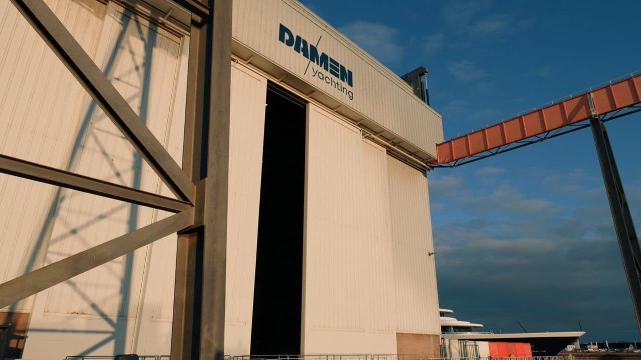 Lancering Amels 80 superyacht